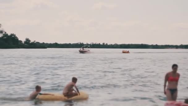 Łódź Pływa Wzdłuż Rzeki Przywiązaną Rurką Plaży Ekstremalna Rozrywka Wodzie — Wideo stockowe