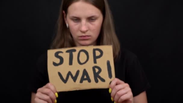 Αναστατωμένη Ουκρανή Φτωχή Κοπέλα Διαμαρτύρεται Ενάντια Στη Στρατιωτική Σύγκρουση Μια — Αρχείο Βίντεο