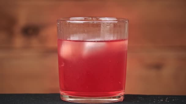 Лёд Падает Стакан Коктейлем Охладить Напиток Летние Прохладительные Напитки Алкогольный — стоковое видео