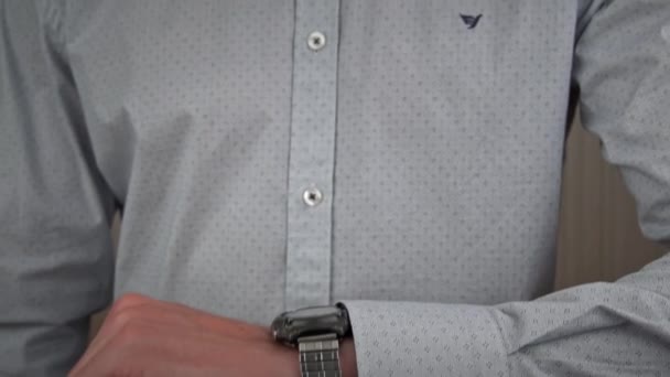 Muž Obchodník Košili Podívá Hodinky Muž Pracující Kanceláři Kontroluje Čas — Stock video