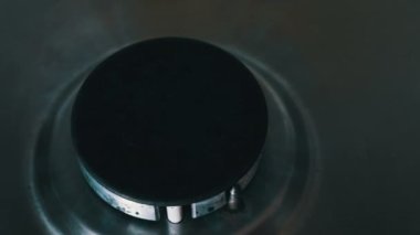 Gaz ocağındaki ateş yavaş çekimde yanıyor. Elektrikli ocağın alevi, ocağın ateşi. Gaz kontağı. Ateş yanıkları, mutfak ocağında gaz ocağı, yakın çekim..