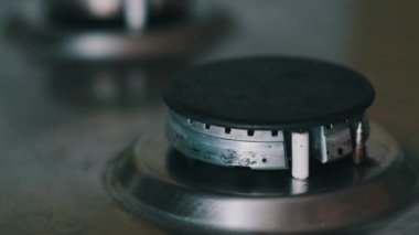 Gaz ocağındaki ateş yavaş çekimde yanıyor. Elektrikli ocağın alevi, ocağın ateşi. Gaz kontağı. Ateş yanıkları, mutfak ocağında gaz ocağı, yakın çekim..