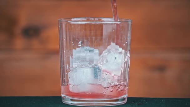 Hielo Cae Vaso Con Cóctel Para Refrescar Bebida Bebidas Refrescantes — Vídeo de stock