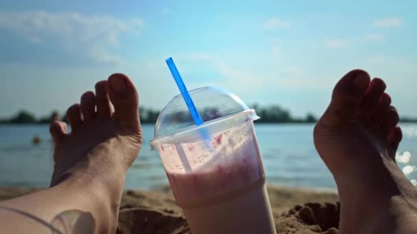 Milkshake Plajın Arka Planında Kadın Bacakları Deniz Teması Rahatlama Bir — Stok video