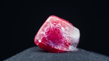 Zaman aşımı ahududu bir buz parçasında erir. Donmuş meyveler hava sıcaklığından erir. Buz ısınır ve suya dönüşür..