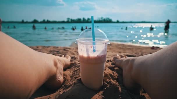 Kadın Bacaklarının Plajın Arka Planında Eller Milkshake Alır Deniz Teması — Stok video