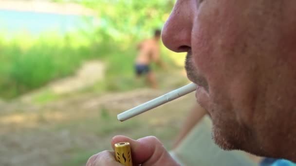 Muž Zapálí Bílou Cigaretu Zapalovačem Kouří Cigaretový Kouř Rozptýlí Špatné — Stock video