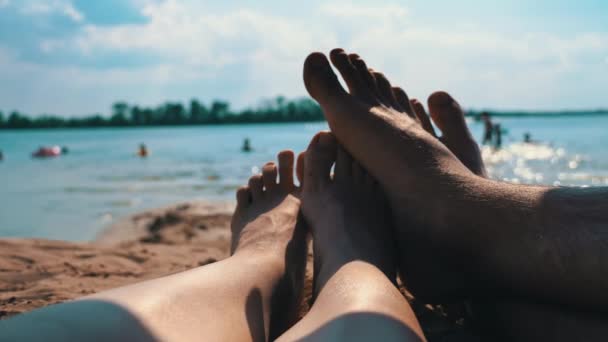 Legs Couple Love Bask Beach Background Water Bare Feet Man — Vídeos de Stock