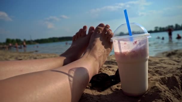 Milkshake Female Legs Background Beach Marine Theme Relaxation Legs Girl — Wideo stockowe