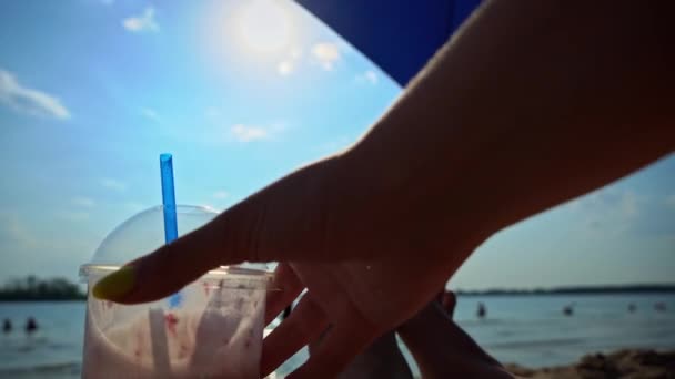 Las Manos Ponen Batido Fondo Las Piernas Las Mujeres Playa — Vídeos de Stock