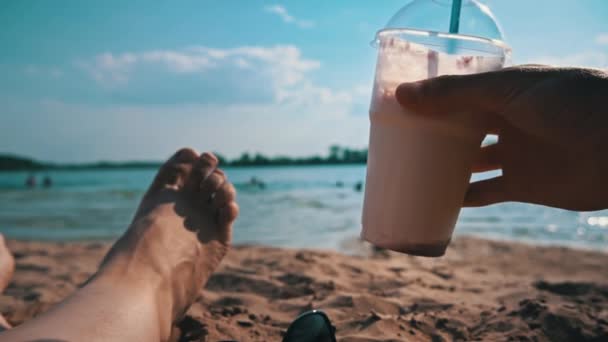 Eller Kadın Bacaklarının Plajın Arka Planına Milkshake Koyar Deniz Teması — Stok video