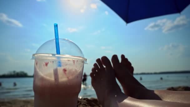 Kadın Bacaklarının Plajın Arka Planında Eller Milkshake Alır Deniz Teması — Stok video