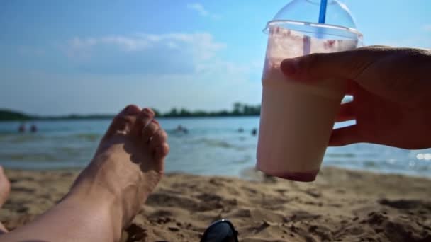 Eller Kadın Bacaklarının Plajın Arka Planına Milkshake Koyar Deniz Teması — Stok video