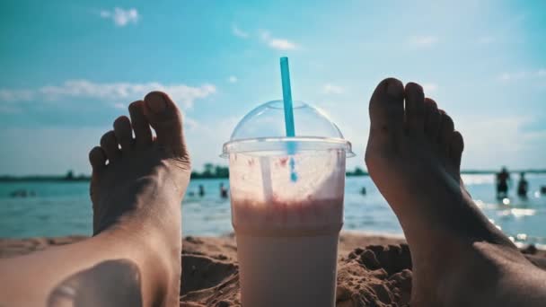 Milkshake Plajın Arka Planında Kadın Bacakları Deniz Teması Rahatlama Bir — Stok video