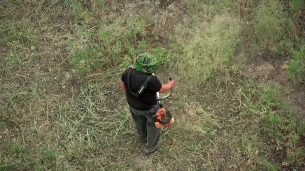 Man Special Uniform Mows Grass Benzo Mower Mow Grass Spring — ストック動画