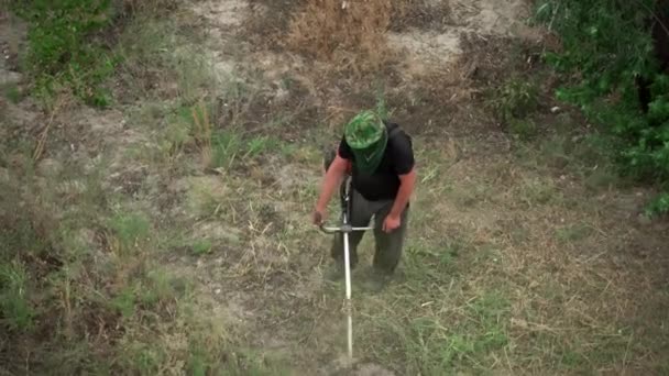 Muž Speciální Uniformě Seká Trávu Sekačkou Benzo Sekejte Trávu Jaře — Stock video