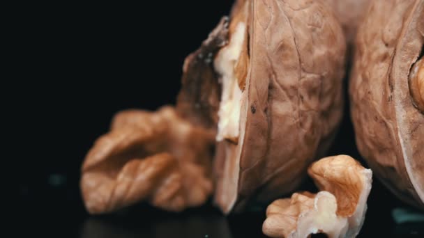 Spousta Vlašských Ořechů Skořápce Točí Černém Pozadí Ořechy Jsou Dobré — Stock video