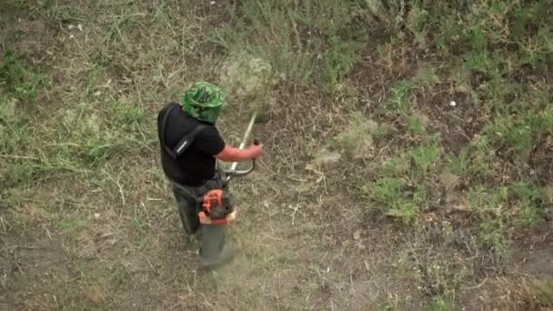 Homem Uniforme Especial Corta Grama Com Cortador Cabelo Benzo Cortar — Vídeo de Stock