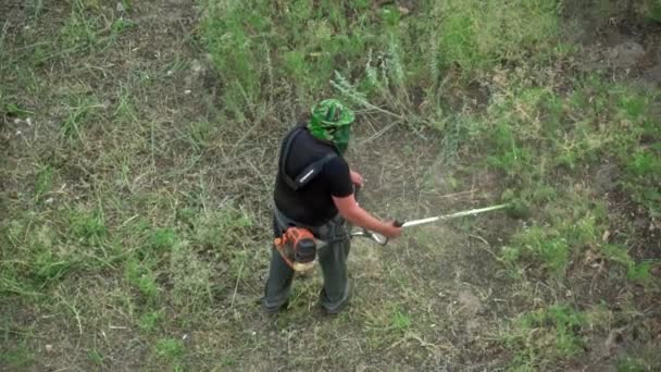 Homem Uniforme Especial Corta Grama Com Cortador Cabelo Benzo Cortar — Vídeo de Stock