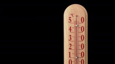 Hava için termometrenin ölçeği şeffaf bir arkaplanda azalıyor. Pirometre hava sıcaklığında 30 dereceye kadar bir düşüş gösteriyor. Hava soğuyor..