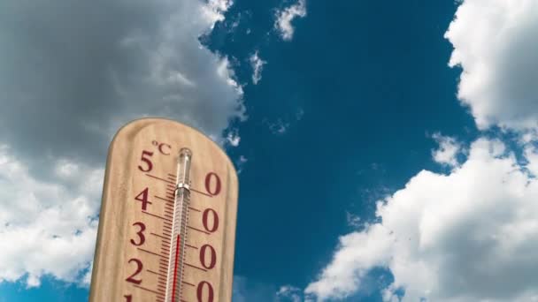 Масштаб Термометра Воздуха Поднимается Фоне Небесных Облаков Пирометр Показывает Повышение — стоковое видео