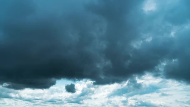 Witte Pluizige Wolken Zweven Langzaam Door Blauwe Tijdspanne Van Daghemel — Stockvideo