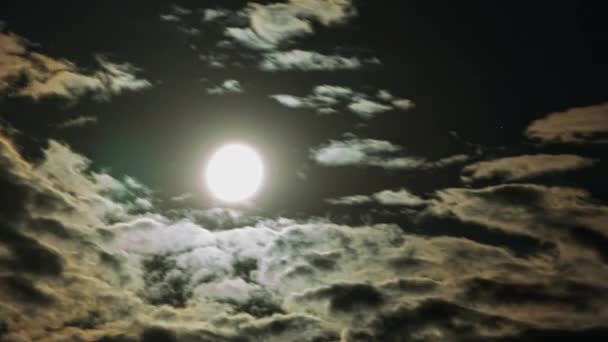 Πανσέληνος Αιωρείται Στον Νυχτερινό Ουρανό Ανάμεσα Στα Σύννεφα Νυχτερινός Ουρανός — Αρχείο Βίντεο