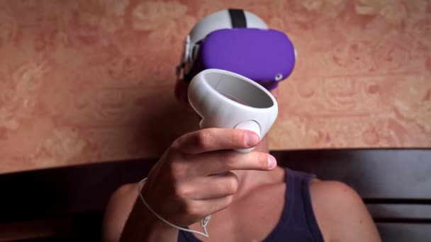 Человек Шлеме Виртуальной Реальности Управляет Контроллерами Молодой Человек Сидящий Дома — стоковое видео