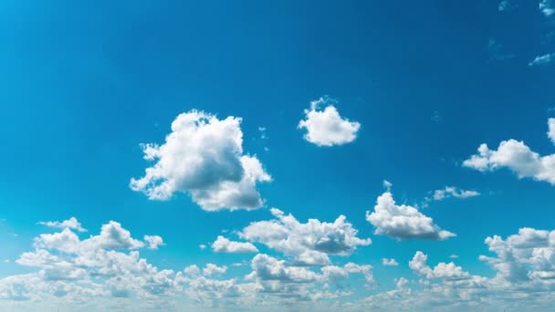 Witte Pluizige Wolken Zweven Langzaam Door Blauwe Tijdspanne Van Daghemel — Stockvideo