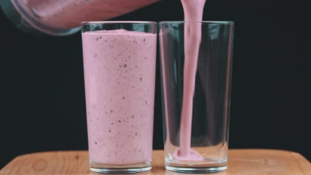 Milkshake Fructe Padure Este Turnat Ochelari Două Pahare Lapte Proaspăt — Videoclip de stoc