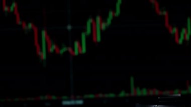 Borsa grafiğinin arka planında yığınla dolar var. İnsanlar elden ele büyük miktarda para geçiriyorlar. Kripto para birimleri. Şifreleme para değeri dijital para hızla yükselir ve düşer