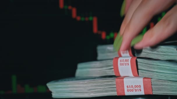 Borsa Grafiğinin Arka Planında Yığınla Dolar Var Nsanlar Elden Ele — Stok video