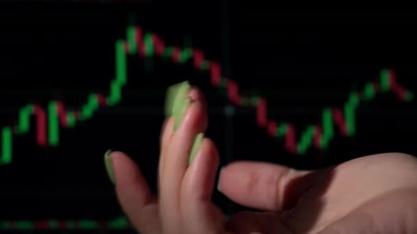Пачка Долларов Попадает Руку Фоне Графика Фондового Рынка Люди Переходят — стоковое видео