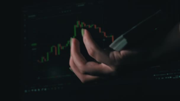 Pilha Dólares Cai Uma Mão Contra Pano Fundo Gráfico Mercado — Vídeo de Stock