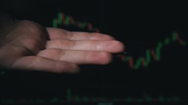 Kripto döviz çizelgesinin arka planına bir tomar dolar aktarılıyor. İnsanlar elden ele büyük miktarda para geçiriyorlar. Kripto para birimleri. Şifreli para biriminin değeri dijital para yükseliyor.