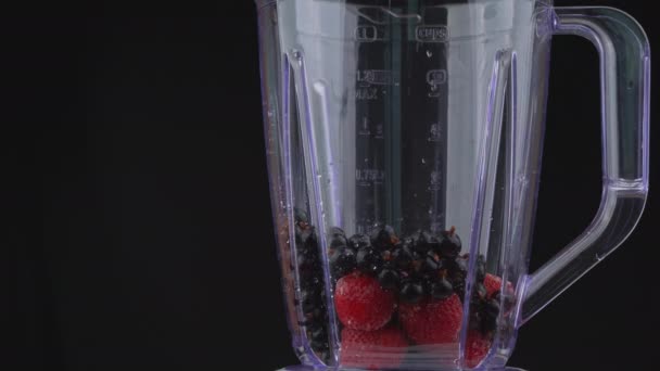 Milk Poured Blender Bowl Berries Strawberries Currants Milk Large Blender — Αρχείο Βίντεο