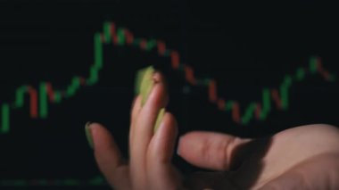 Hisse senedi piyasasının arka planına karşı yığınla para el ele veriliyor. İnsanlar elden ele büyük miktarda para geçiriyorlar. Kripto para birimleri. Kripto para biriminin dijital para değeri