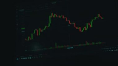 Borsa grafiğinin arka planında bir el dolusu dolar var. İnsanlar elden ele büyük miktarda para geçiriyorlar. Kripto para birimleri. Şifreli para biriminin değeri dijital para yükseliyor.