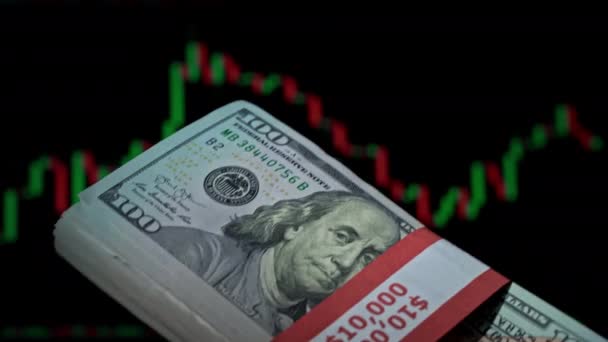 Pila Dollari Una Mano Sullo Sfondo Grafico Del Mercato Azionario — Video Stock
