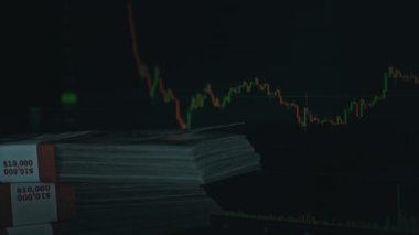 Borsa grafiğinin arka planında yığınla dolar var. İnsanlar elden ele büyük miktarda para geçiriyorlar. Kripto para birimleri. Şifreleme para değeri dijital para hızla yükselir ve düşer