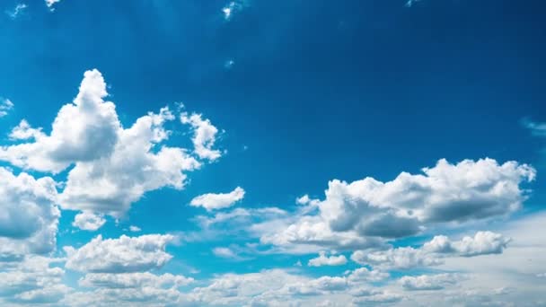 Witte Pluizige Wolken Zweven Langzaam Door Blauwe Tijdspanne Van Daghemel — Stockvideo