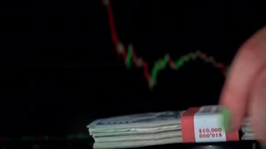 Borsa grafiğinin arka planında yığınla dolar var. İnsanlar elden ele büyük miktarda para geçiriyorlar. Kripto para birimleri. Şifreleme para değeri dijital para hızla yükselir ve düşer
