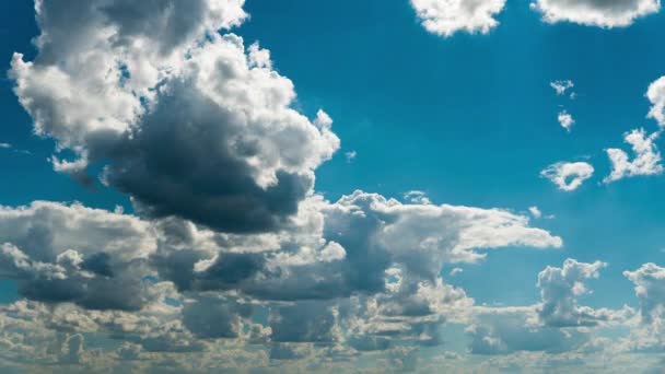 Белые Пушистые Облака Медленно Плывут Синему Дневному Небу Прекрасное Небо — стоковое видео