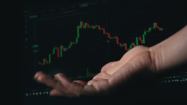 Hisse senedi piyasasının arka planına karşı yığınla para el ele veriliyor. İnsanlar elden ele büyük miktarda para geçiriyorlar. Kripto para birimleri. Kripto para biriminin dijital para değeri