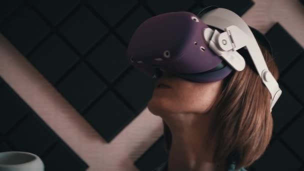Face Beautiful Girl Virtual Reality Helmet Close Active Wearing Indoor — Stockvideo