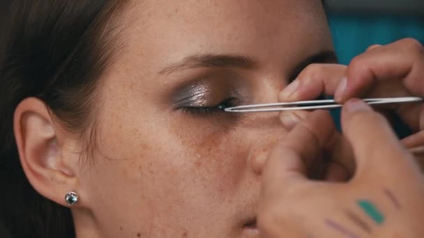 Beautiful Girl Put Make Her Face Glues Her Eyelashes Make — Stock videók