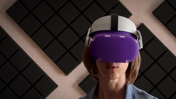 Face Beautiful Girl Virtual Reality Helmet Close Active Wearing Indoor — ストック動画