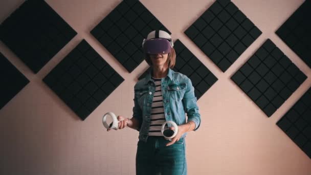 Beautiful Girl Virtual Reality Helmet Controllers Hands Active Wearing Indoor — Stok video