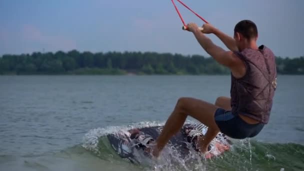 Man Rides Wakeboard Blue Water Water Sports Water Entertainment Tourists — Vídeo de stock