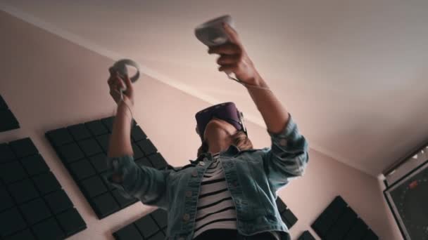 Beautiful Girl Virtual Reality Helmet Controllers Hands Active Wearing Indoor — Vídeo de Stock